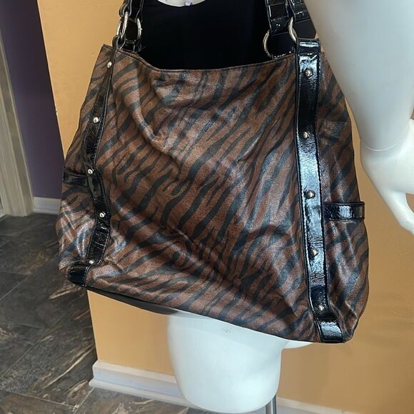 Sag Harbor Brown & Black Tiger Print Shoulder Bag - Picture 4 of 16